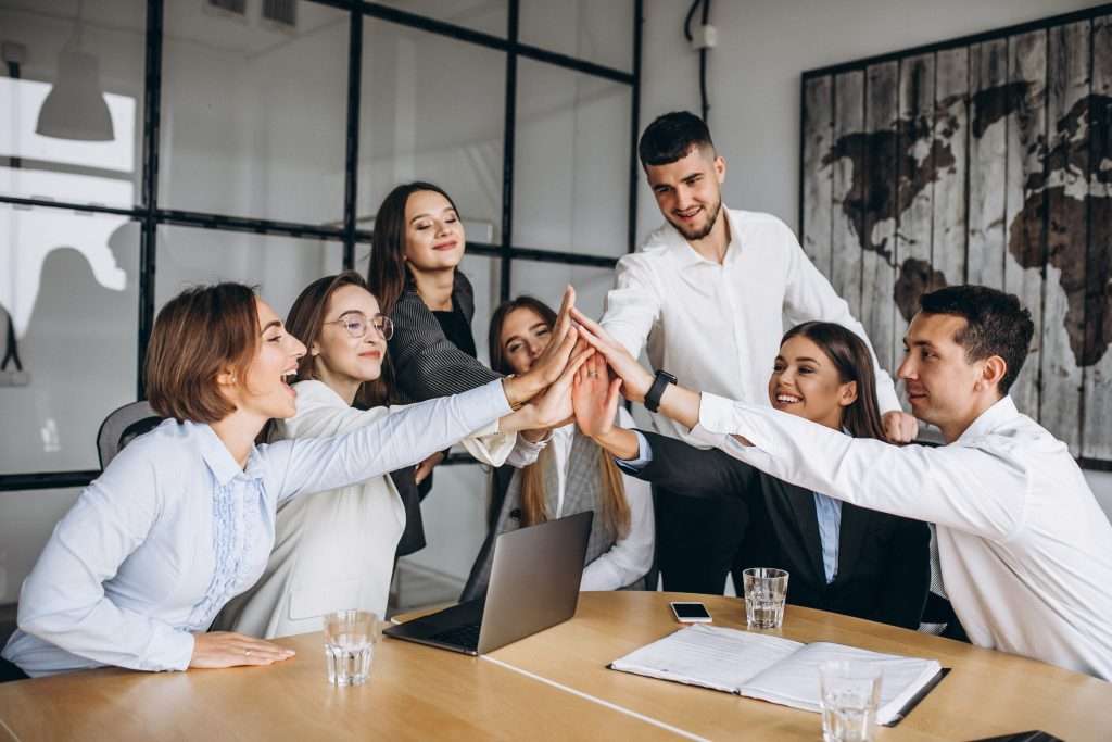 groupe personnes preparant plan affaires dans bureau 1