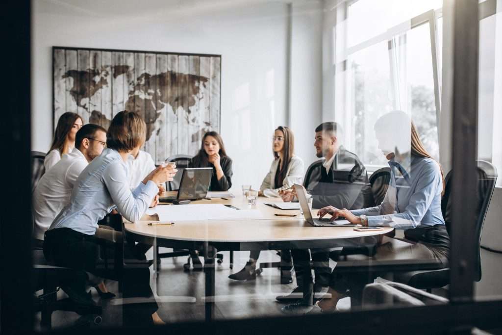 groupe personnes preparant plan affaires dans bureau